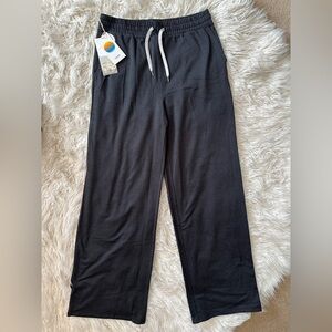 Vuori halo essential wide leg pant size M